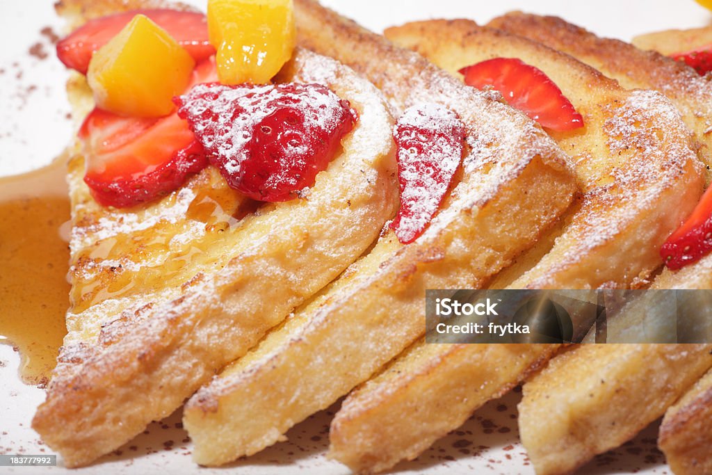Французский тост с клубникой - Стоковые фото Без людей роялти-фри