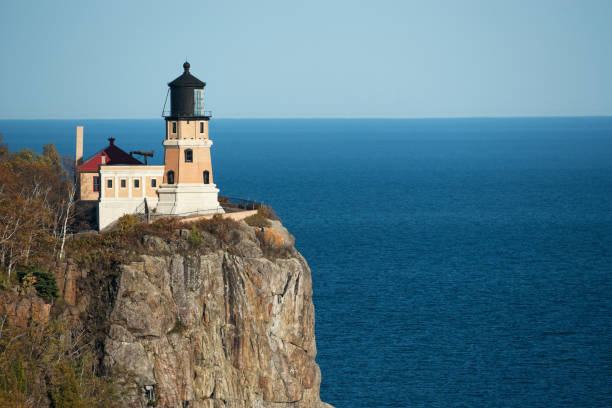 minnesota, el faro de split rock ubicado sobre el lago superio alta - split rock lighthouse fotografías e imágenes de stock