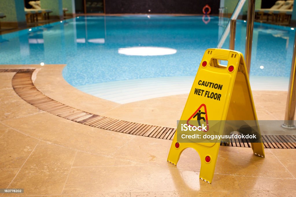 Suelo mojado - Foto de stock de Piscina libre de derechos