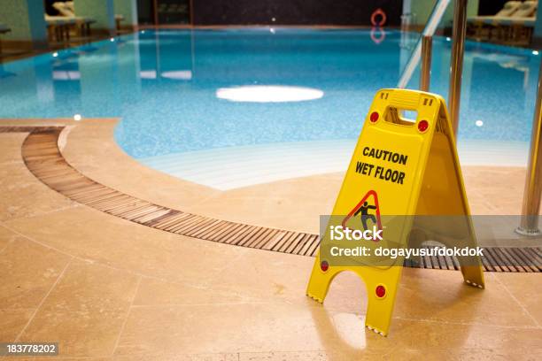 Foto de Wet Floor e mais fotos de stock de Piscina - Piscina, Acidente, Escorregadio