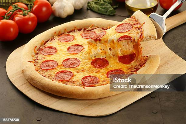 Pepperoni Pizza Ziehen Stockfoto und mehr Bilder von Pizza - Pizza, Salami, Pepperoni