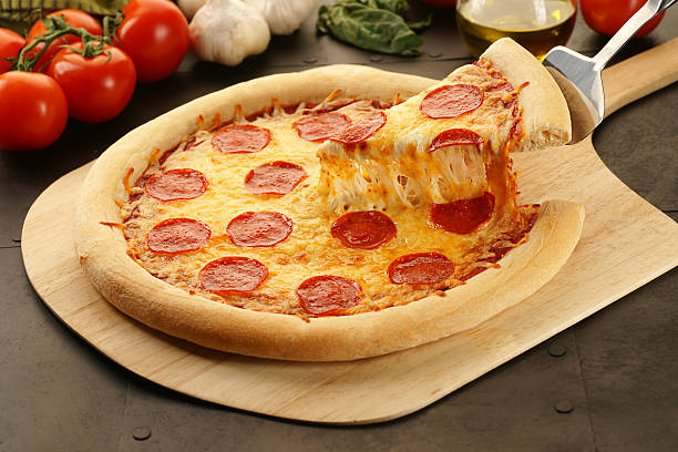 pizza de pepperoni - linguiça - fotografias e filmes do acervo