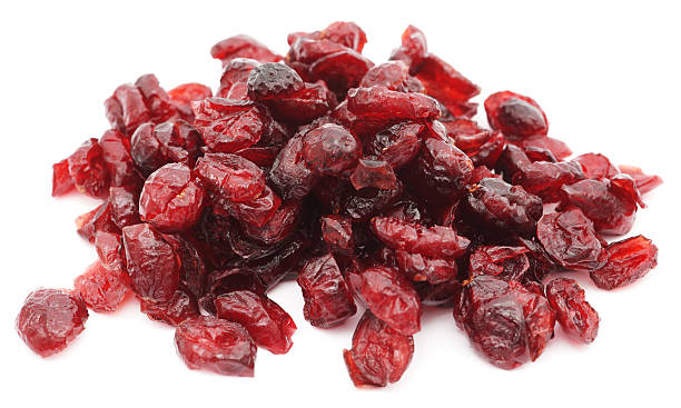 secar cranberries pila sobre fondo blanco - dried cranberry fotografías e imágenes de stock