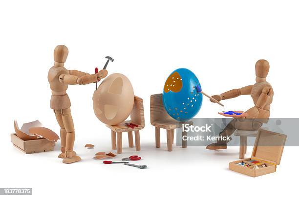 Hölzerne Kleiderpuppe In Ostern Factory Stockfoto und mehr Bilder von Bildhauer - Bildhauer, Freisteller – Neutraler Hintergrund, Abwarten