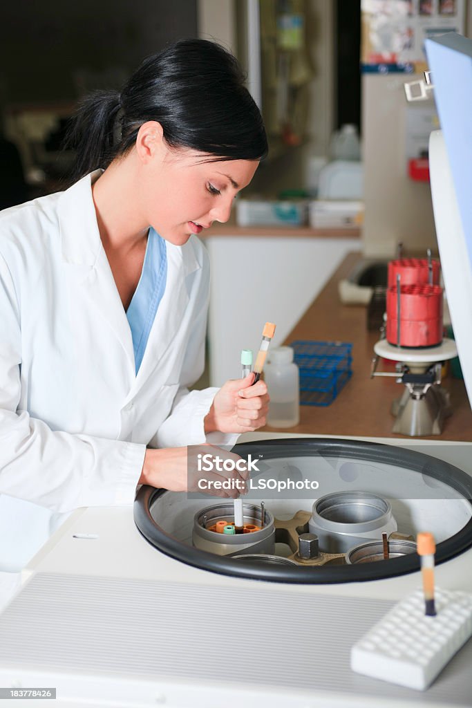 Лабораторных техников: Женщина, положить Пробирка на машине - Стоковые фото Machinery роялти-фри