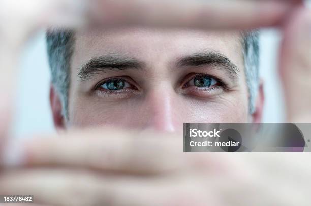 Homem Focagem - Fotografias de stock e mais imagens de Olho - Olho, Perceção Sensorial, Focagem