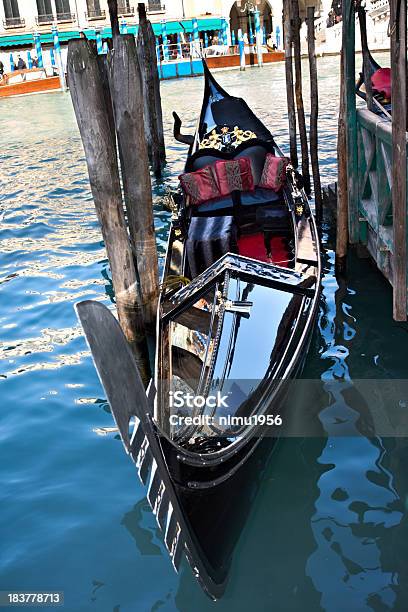 Góndola En Venecia Foto de stock y más banco de imágenes de Agua - Agua, Aire libre, Color - Tipo de imagen