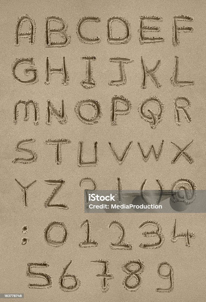 Alfabeto de areia com Traçado de Recorte - Foto de stock de Areia royalty-free