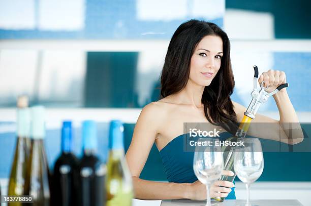 Junge Frau Barkeeper Flasche Wein Öffnen Stockfoto und mehr Bilder von Alkoholisches Getränk - Alkoholisches Getränk, Attraktive Frau, Barkeeper