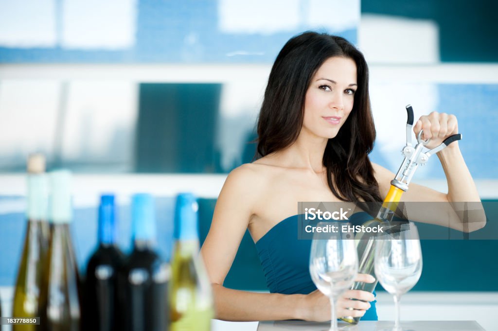 Donna giovane barman apertura bottiglia di vino - Foto stock royalty-free di Adulto