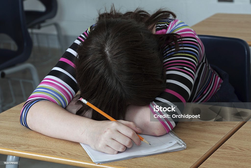 Fatigué d'étudiant pose sa tête dans une salle de classe - Photo de Dormir libre de droits