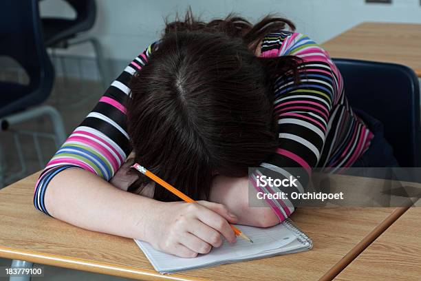 Photo libre de droit de Fatigué Détudiant Pose Sa Tête Dans Une Salle De Classe banque d'images et plus d'images libres de droit de Dormir