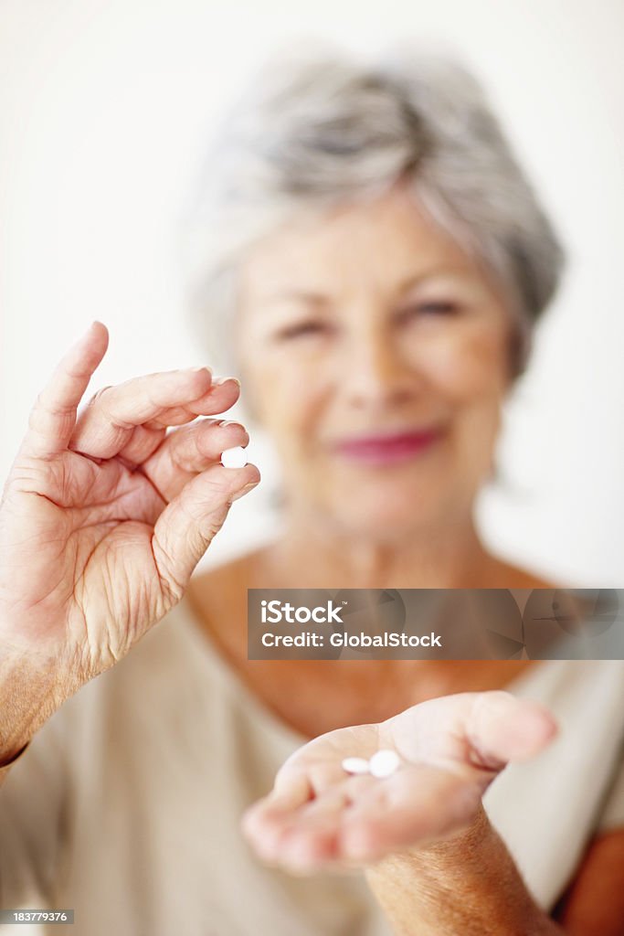 Пожилая женщина, показывающая виде таблеток - Стоковые фото 40-49 лет роялти-фри