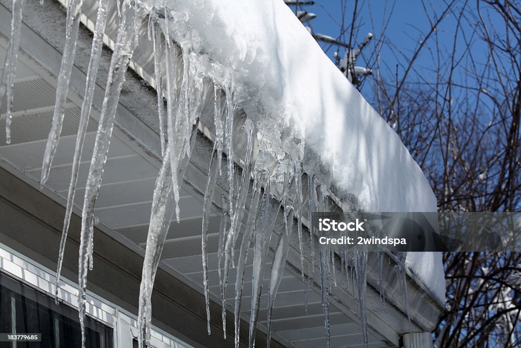 Icicles auf dem Dach - Lizenzfrei Eis Stock-Foto