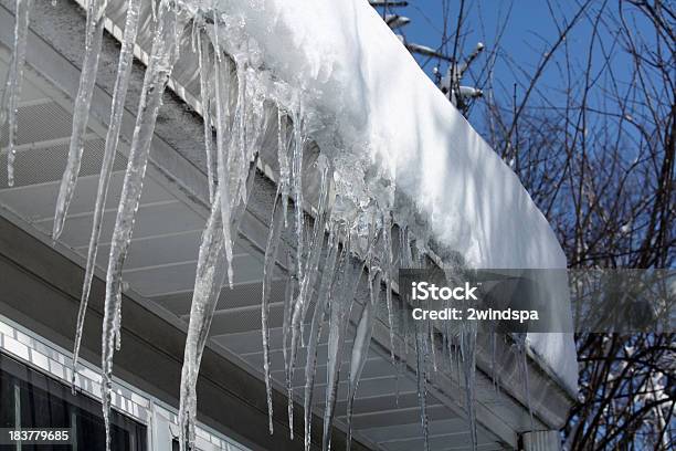 Icicles Auf Dem Dach Stockfoto und mehr Bilder von Eis - Eis, Dach, Schnee