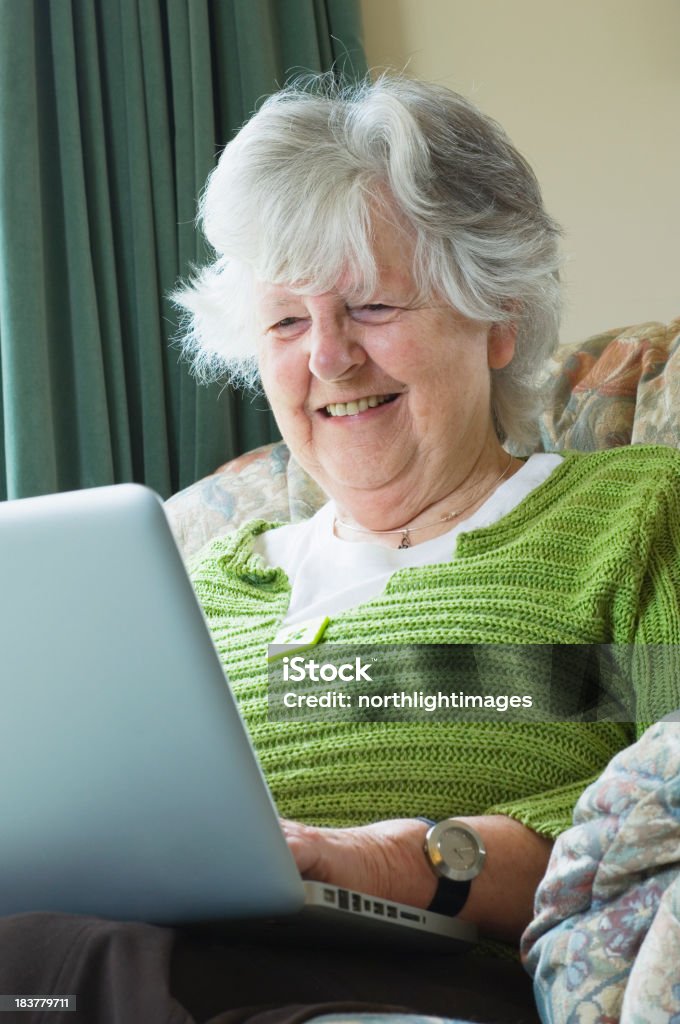 Старший женщина, используя ноутбук - Стоковые фото 70-79 лет роялти-фри