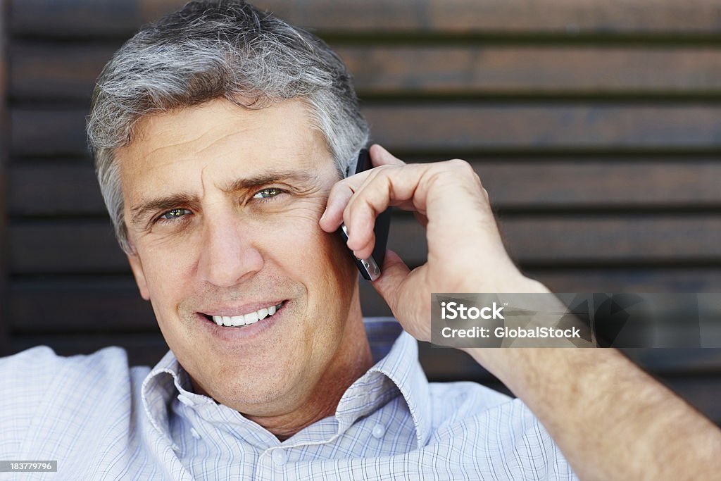 중년 남자 토킹 휴대전화 - 로열티 프리 40-49세 스톡 사진