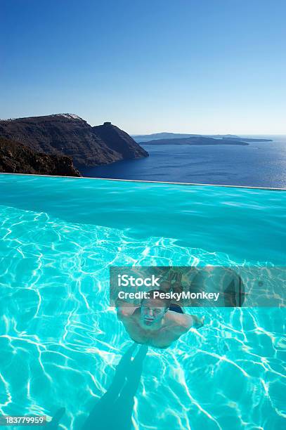 Man Swims Submarina En Piscina De Borde Infinito Con Vista Espectacular Foto de stock y más banco de imágenes de Actividades recreativas