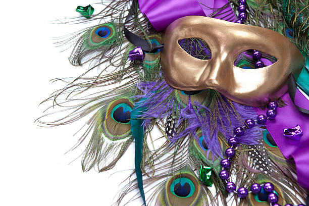 maschera e piume di pavone - mardi gras carnival peacock mask foto e immagini stock