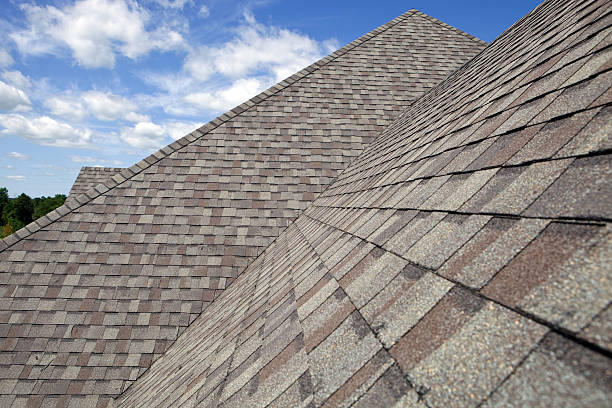 nuevo shingled en el último piso, con el cielo azul de fondo - tejado fotografías e imágenes de stock