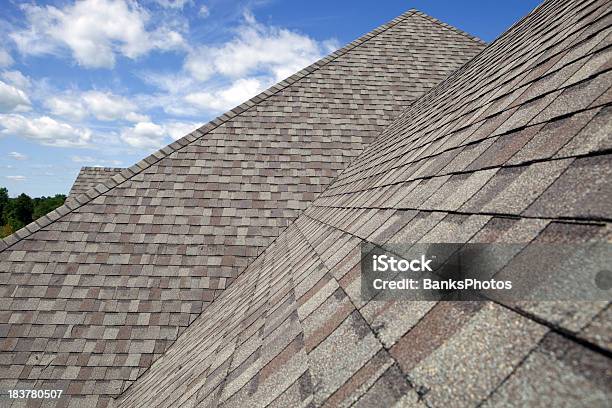 Foto de Novo Shingled Teto Com Céu Azul Fundo e mais fotos de stock de Telhado - Telhado, Novo, Casa