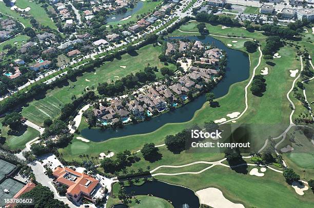 空から見たゴルフコミュニティ - カントリークラブのストックフォトや画像を多数ご用意 - カントリークラブ, ゴルフ, れんが造りの家