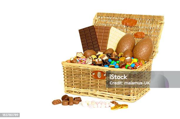 Foto de Cesta De Páscoa De Chocolate e mais fotos de stock de Páscoa - Páscoa, Cesta, Cesto