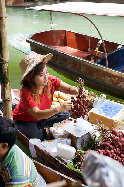 fornecedor no mercado flutuante - indigenous culture famous place thailand bangkok - fotografias e filmes do acervo