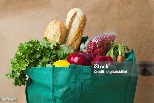 Lebensmittel Stockfoto und mehr Bilder von Supermarkt - Supermarkt, Lebensmittel-Einkauf, Tragebehältnis