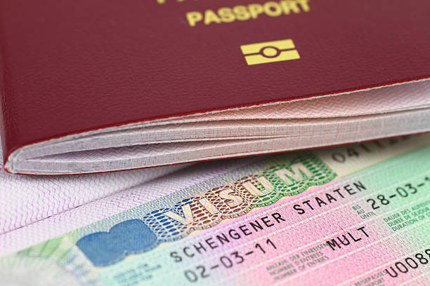 visado schengen y pasaporte - passport stamp customs document emigration and immigration fotografías e imágenes de stock