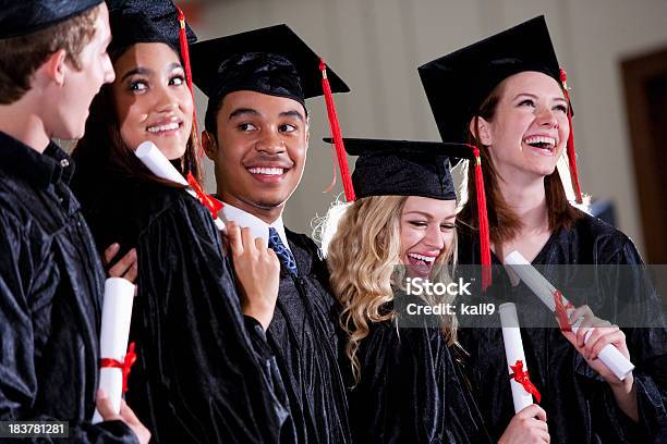 Estudiantes De Graduación Foto de stock y más banco de imágenes de 14-15 años - 14-15 años, 16-17 años, 18-19 años