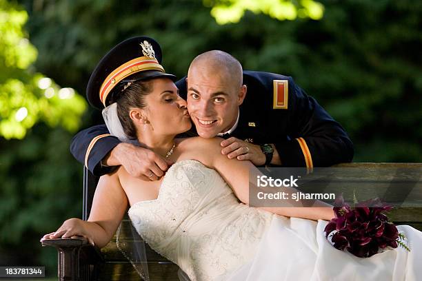 Panna Młoda Ślub Kitel Pana Młodego Marine Jednolite Całować Park Bench - zdjęcia stockowe i więcej obrazów Biały