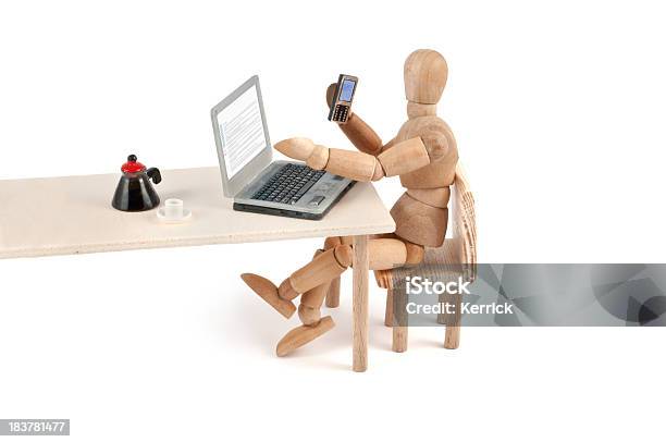 Moderne Kommunikationhölzerne Kleiderpuppe Am Arbeitsplatz Stockfoto und mehr Bilder von Am Telefon