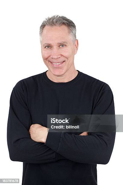 Sonriendo De Edad Intermedia Hombre Con Camiseta De Manga Larga Negro Foto de stock y más banco de imágenes de Color negro
