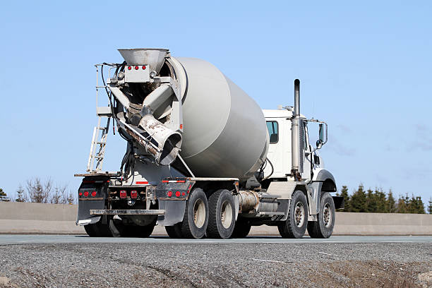 camião de cimento - truck motion road cement truck imagens e fotografias de stock