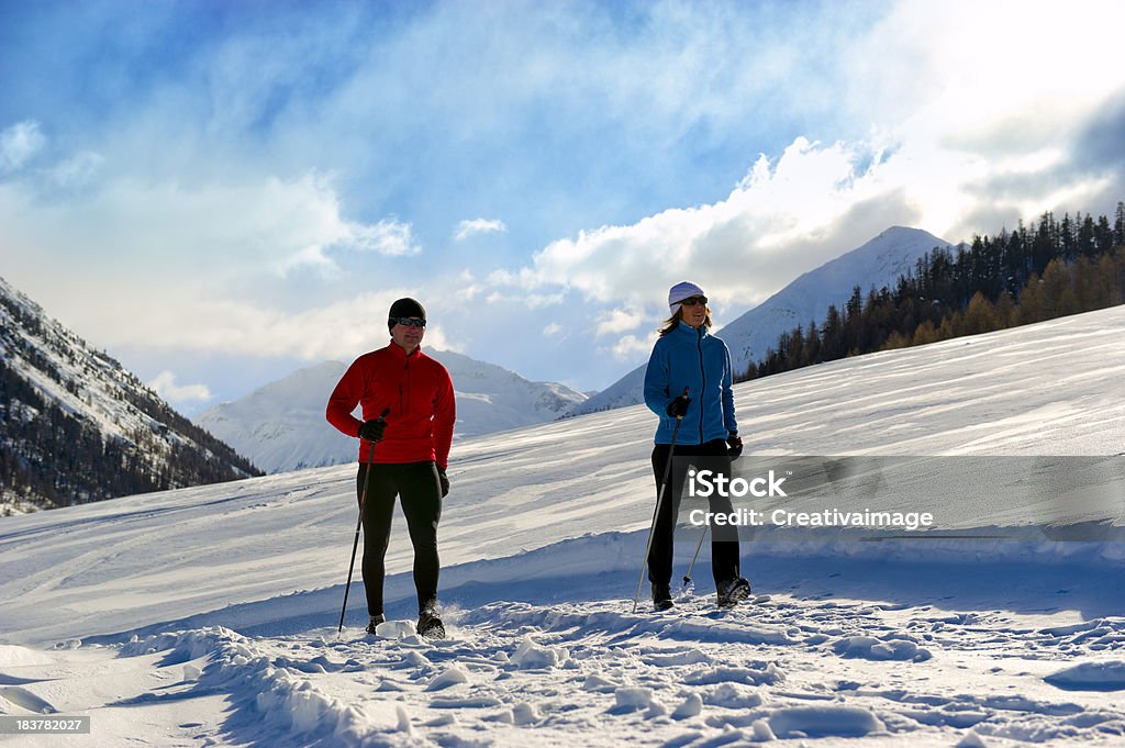 Camminata nordica in inverno tempo - Foto stock royalty-free di Abbigliamento sportivo