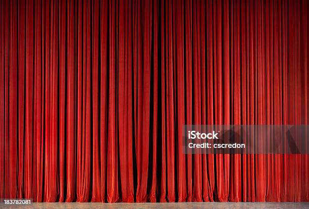 Cortina Roja Teatro Foto de stock y más banco de imágenes de Cortina - Cortina, Rojo, Escenario