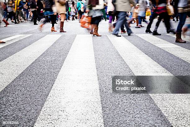 Occupato Attraversamento Pedonale Allincrocio Di Shibuya Tokyo Giappone - Fotografie stock e altre immagini di Camminare