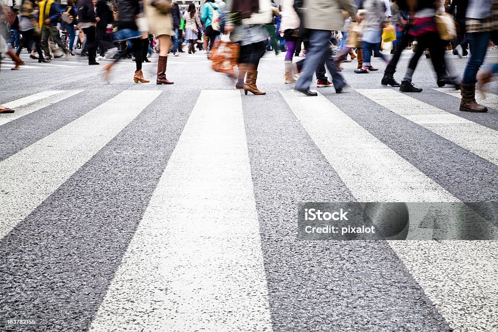 忙しい横断歩道に渋谷スクランブル交差点,東京,日本 - 歩くのロイヤリティフリーストックフォト