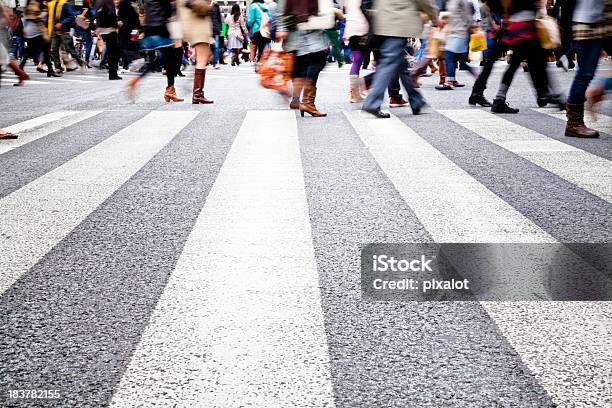 忙しい横断歩道に渋谷スクランブル交差点 東京 日本 - 歩くのストックフォトや画像を多数ご用意 - 歩く, 横断歩道, 群集