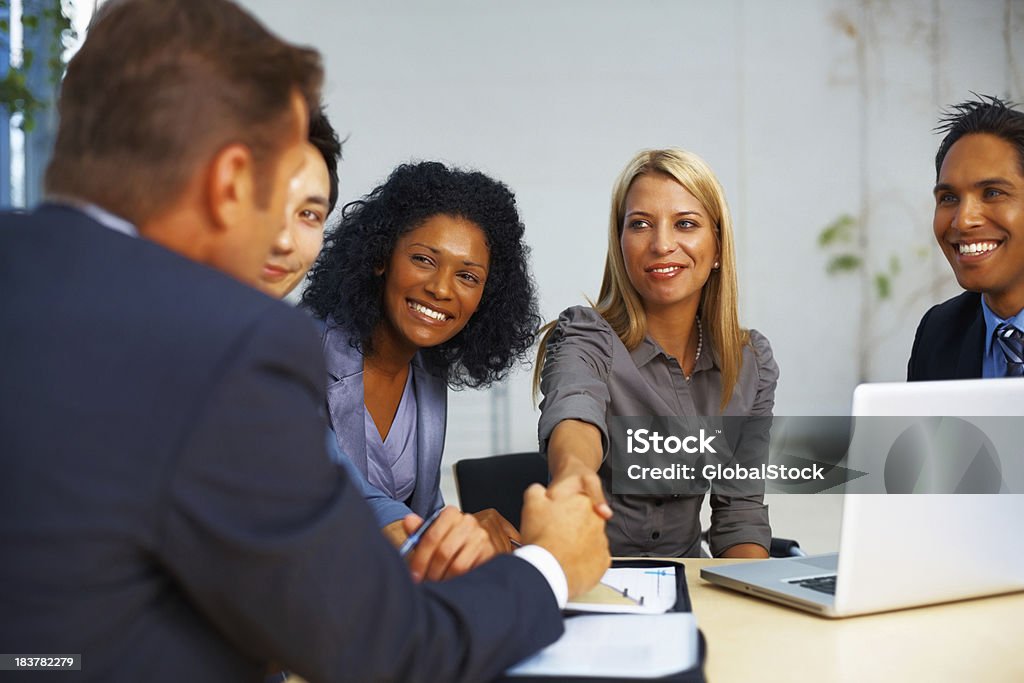 Mulher felicitar o colega durante a reunião - Foto de stock de 20 Anos royalty-free