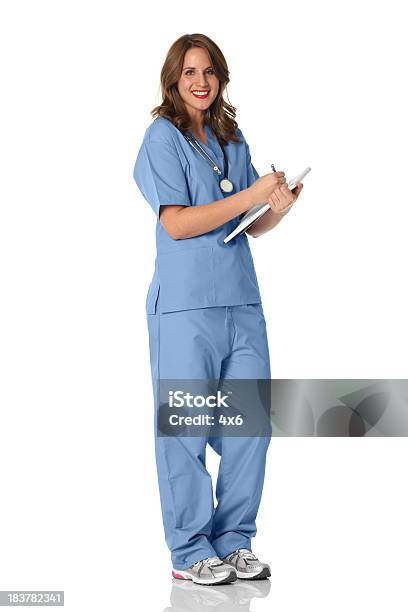 여성 간호사 쓰기 한 메모장 간호사에 대한 스톡 사진 및 기타 이미지 - 간호사, 메모장, 보고서