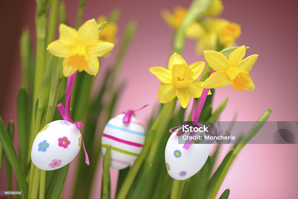 Ovos de Páscoa pendurados em daffodils - Royalty-free Arte Foto de stock