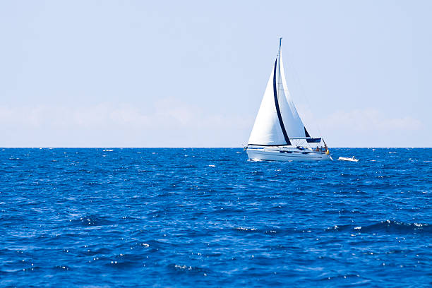 iate de vela - sea water single object sailboat imagens e fotografias de stock