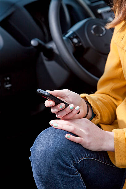 vista recortada de adolescente en un coche de teléfono móvil - sc0462 fotografías e imágenes de stock