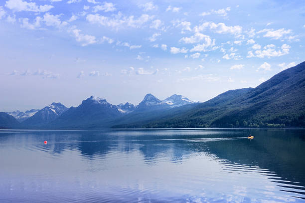 lago mcdonald trolling muelle - fisherman mcdonald lake us glacier national park lake fotografías e imágenes de stock