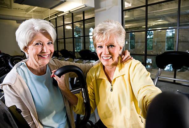 femmes seniors gardez la forme dans la salle de sport - sc0450 photos et images de collection