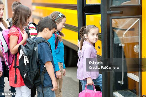 学校に戻るバス - バスのストックフォトや画像を多数ご用意 - バス, 乗り込む, 子供