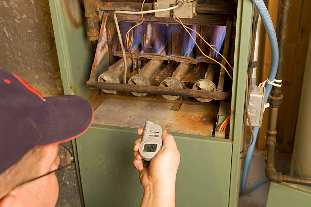 修理工、デジタル赤外線温度計小切手ガス炉出力温度範囲 - 溶解 ストックフォトと画像