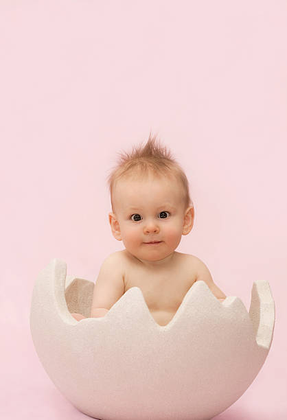Bambino con uovo di Pasqua gigante-Sfondo rosa - foto stock